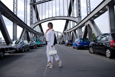 Just-take-a-look.berlin - Clean Look - Streetstyle in Weiß und Grau