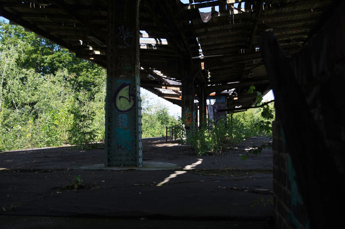 Just-take-a-look Berlin - Outfit Summer in the City - Location Bahnhof Werner Werk