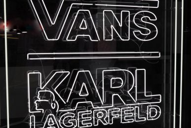 Just-take-a-look Berlin Karl Lagerfeld meets Vans Sneakers, T-Shirts, Rucksack, Hoody, Cap und Jacke