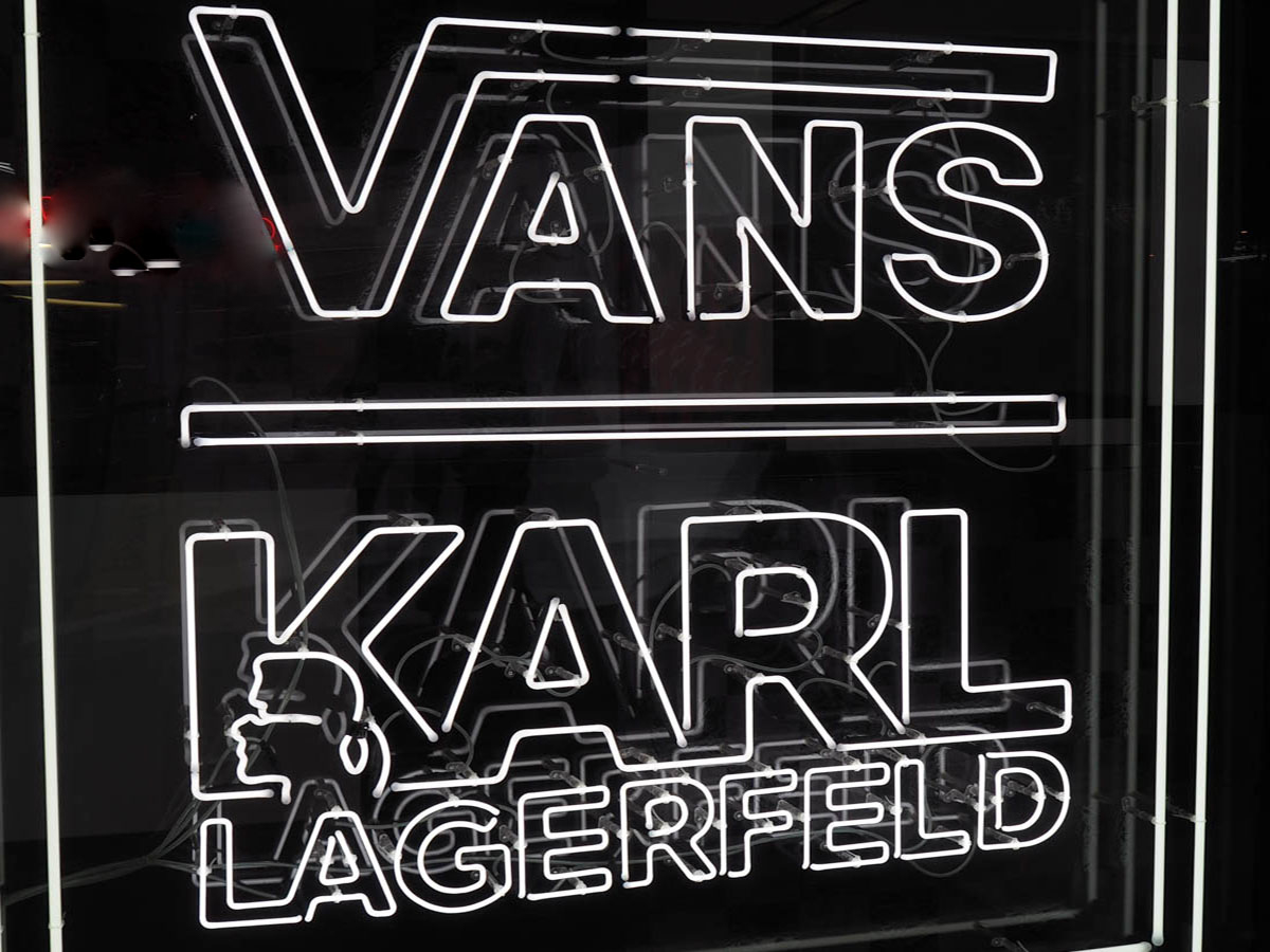 Just-take-a-look Berlin Karl Lagerfeld meets Vans Sneakers, T-Shirts, Rucksack, Hoody, Cap und Jacke