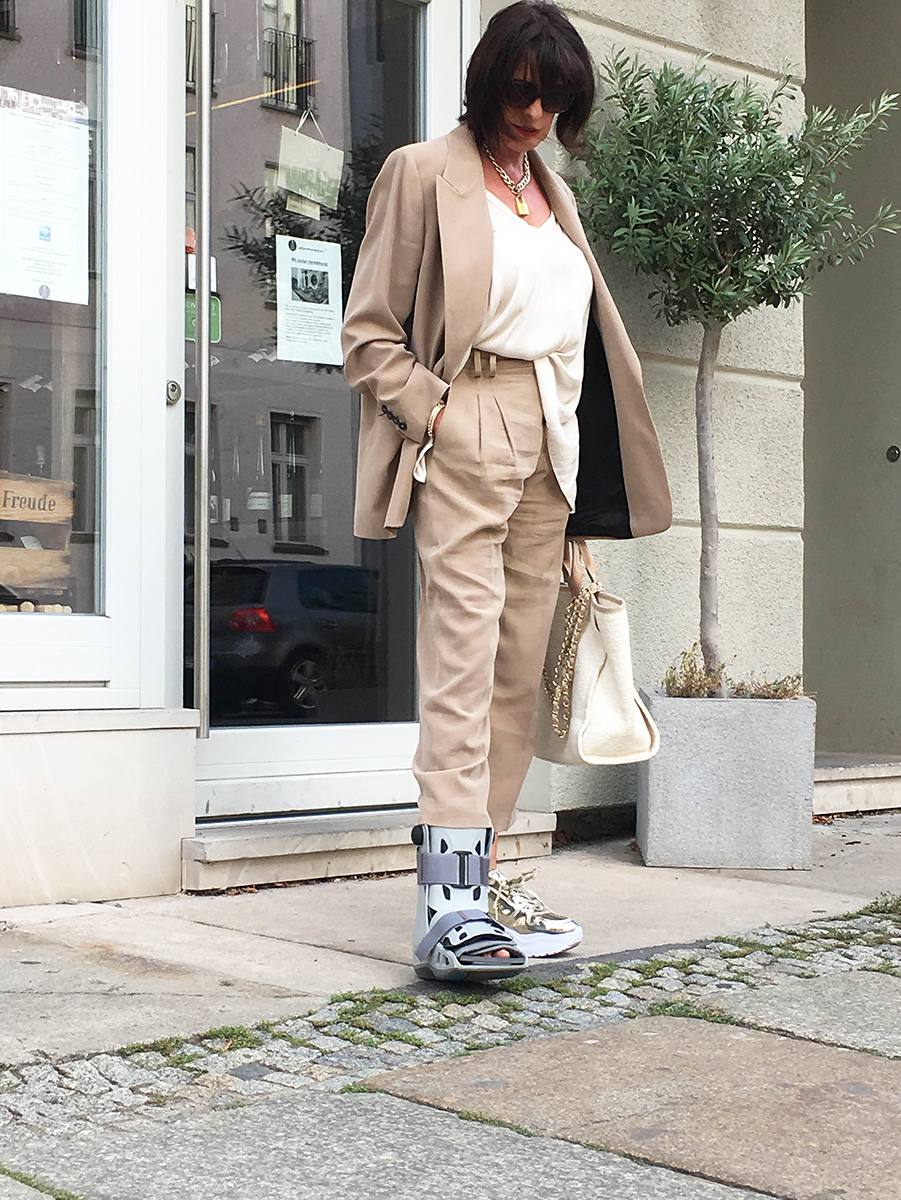 Just-take-a-look Berlin - Outfit Beiger Anzug - Real Life