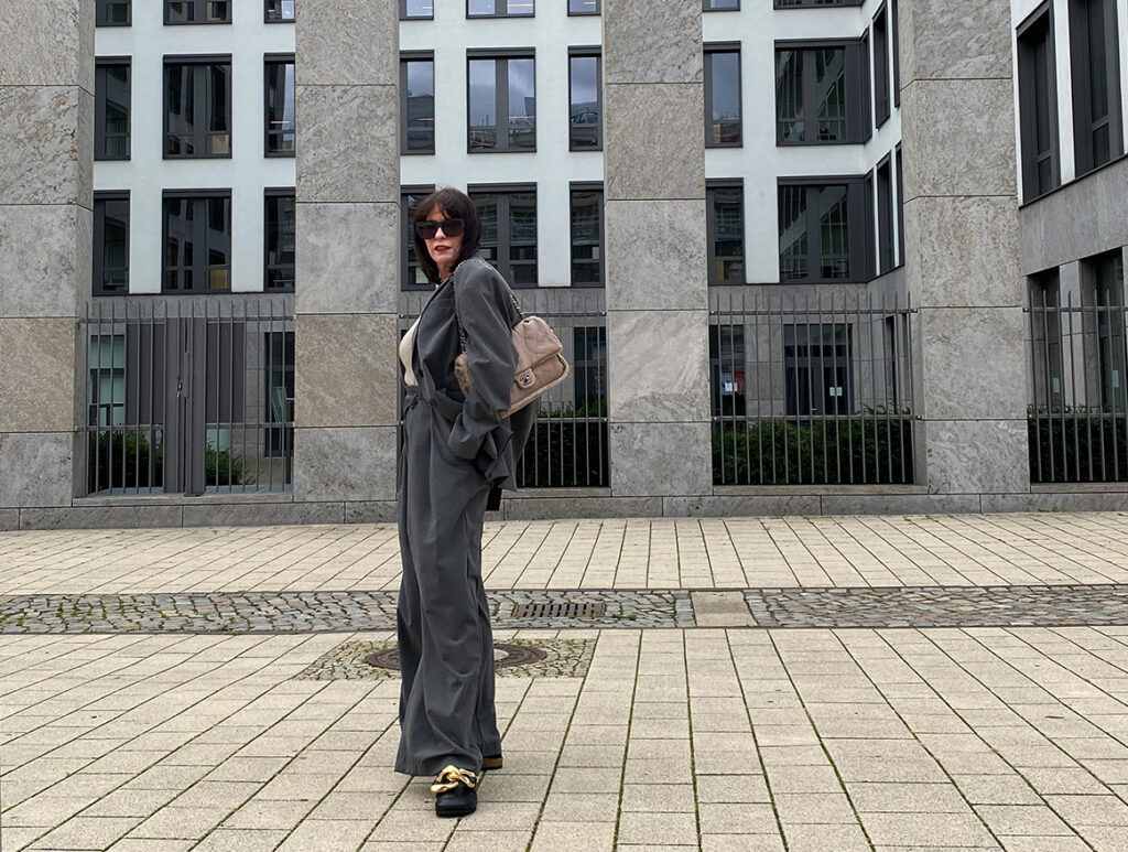 Just-take-a-look Berlin - Chanel Tasche, Anzug 1