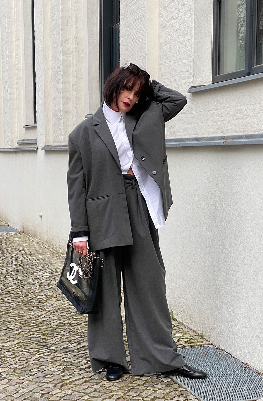 Just-take-a-look Berlin - Must-haves für den Sommer - Anzug - Chanel Loafers - Tasche 2